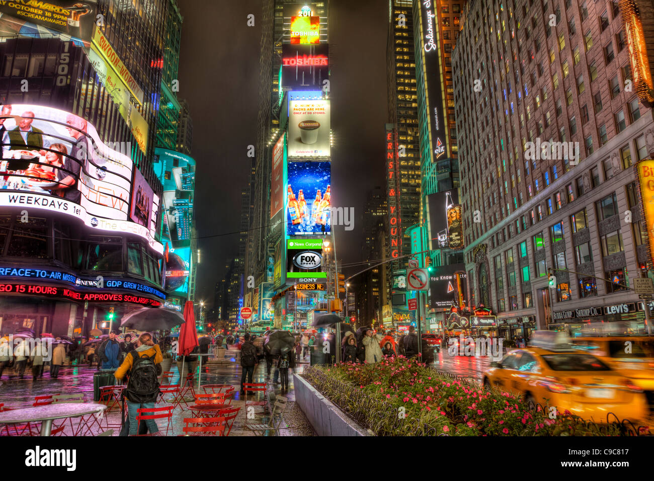 Times Square in New York City auf einer nassen, regnerischen Nacht. Stockfoto
