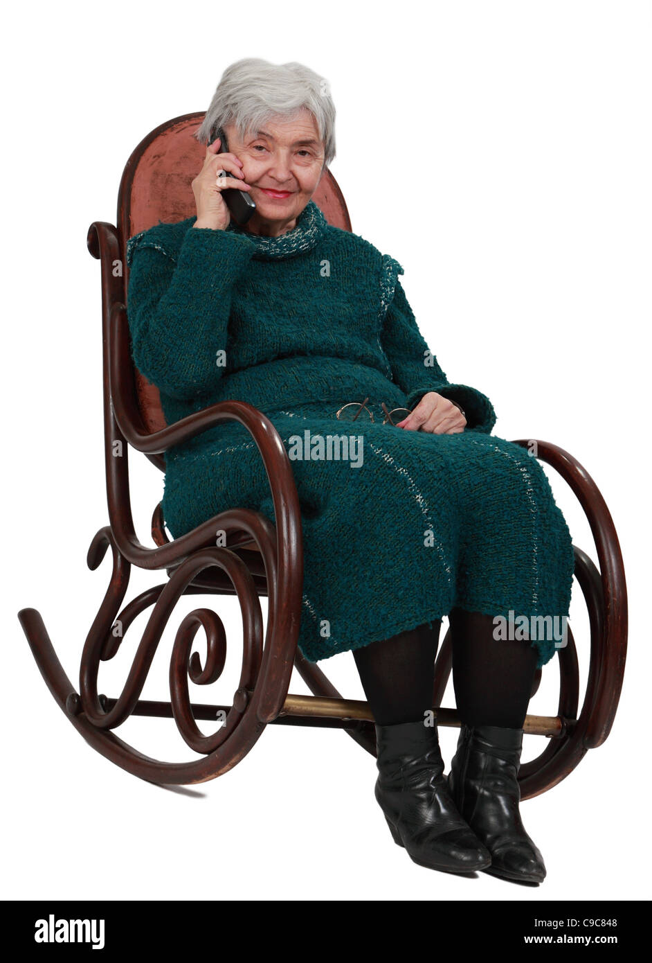 Bild einer alten Frau in einer Wippe sitzen und mit Hilfe eines Mobiltelefons. Stockfoto