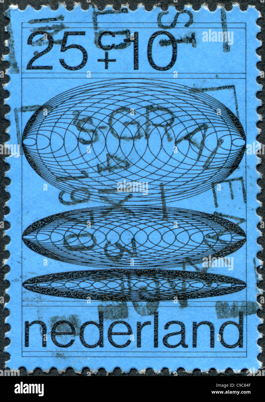 Niederlande - 1970: Eine Briefmarke gedruckt in den Niederlanden zeigt Übergangsphasen von konzentrischen Kreisen mit zunehmendem Durchmesser Stockfoto