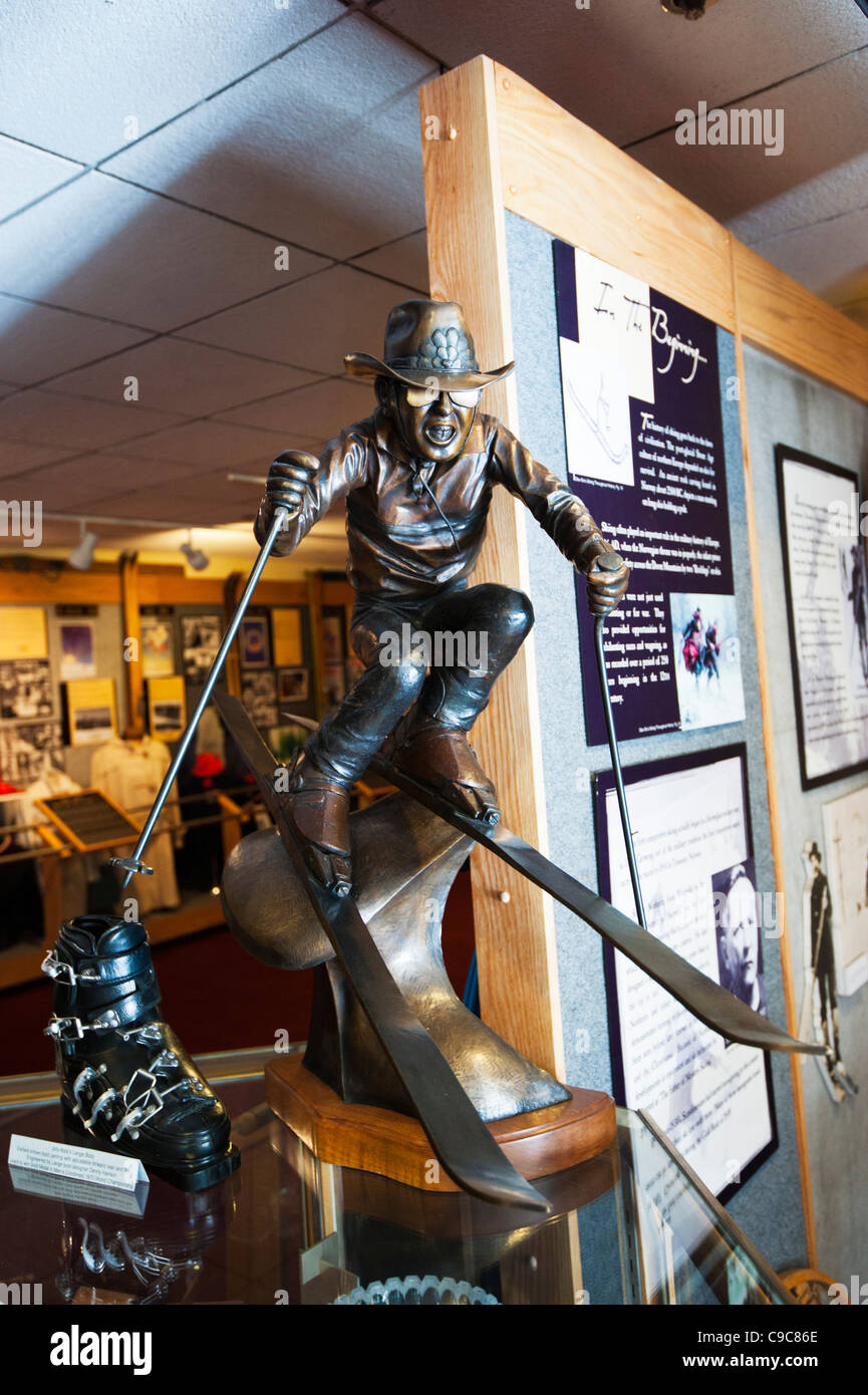 Eine Skulptur eines Skifahrers innerhalb der Colorado Ski Museum in Vail Colorado. Stockfoto