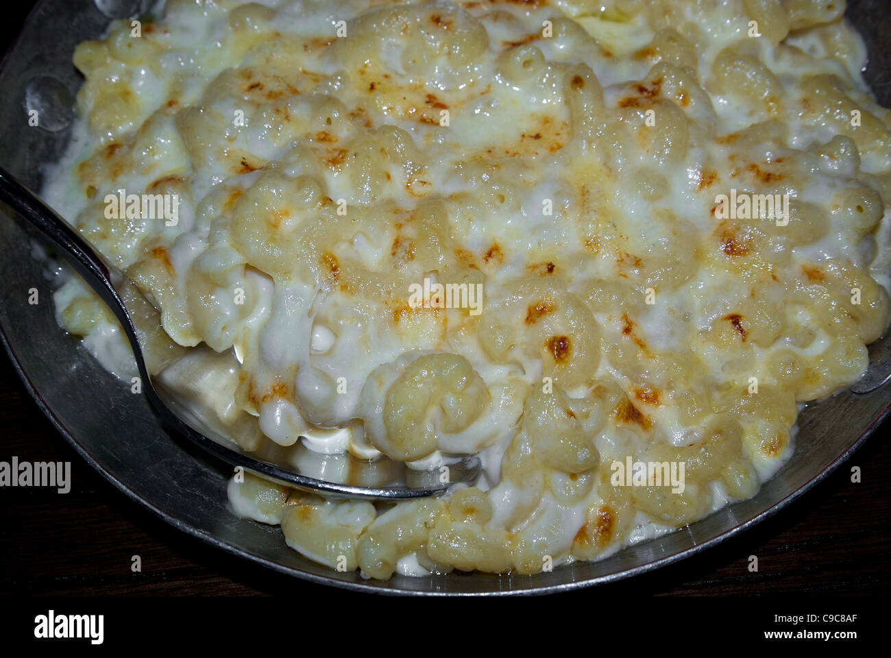 Brünierte Ellenbogen Makkaroni und Käse gebacken Stockfoto