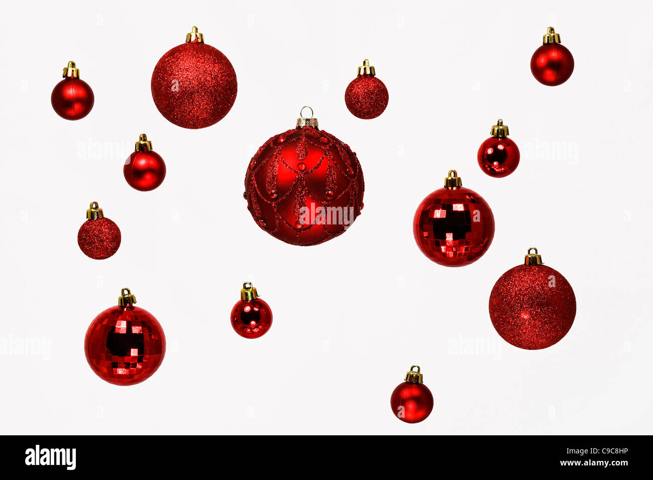 Eine Auswahl an roten Weihnachtskugeln auf weißem Hintergrund. Stockfoto