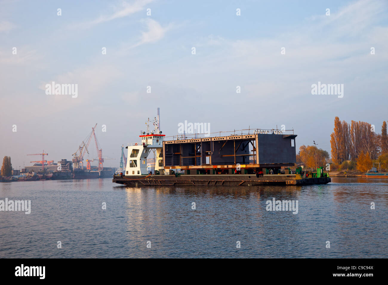 Schiff tragen große Stahlbauteile in Werft Danzig, Polen. Stockfoto