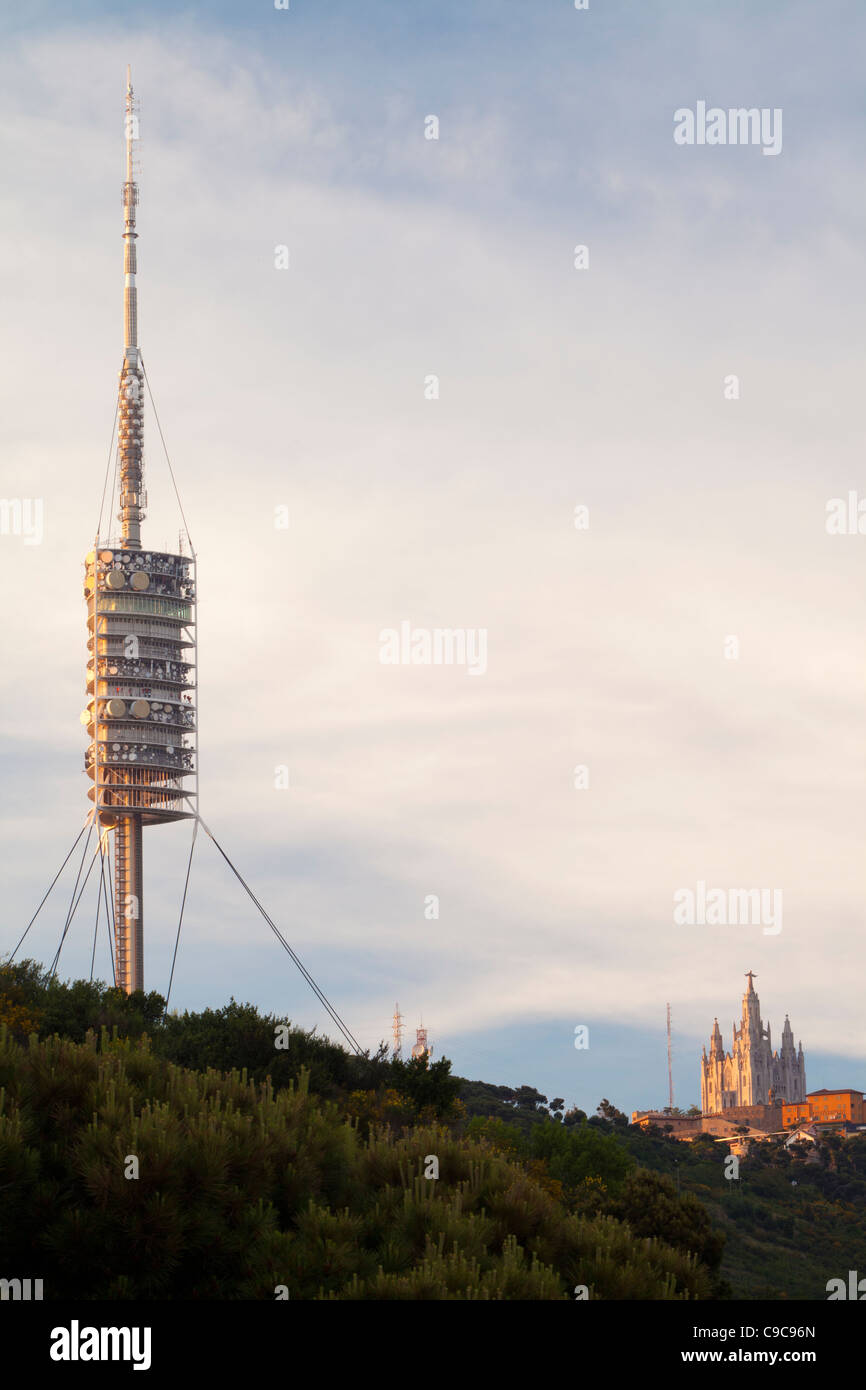 Kommunikation Turm des Collserola und Tempel von Sagrat Cor de Jesus in Berg Tibidabo, Barcelona, Spanien Stockfoto