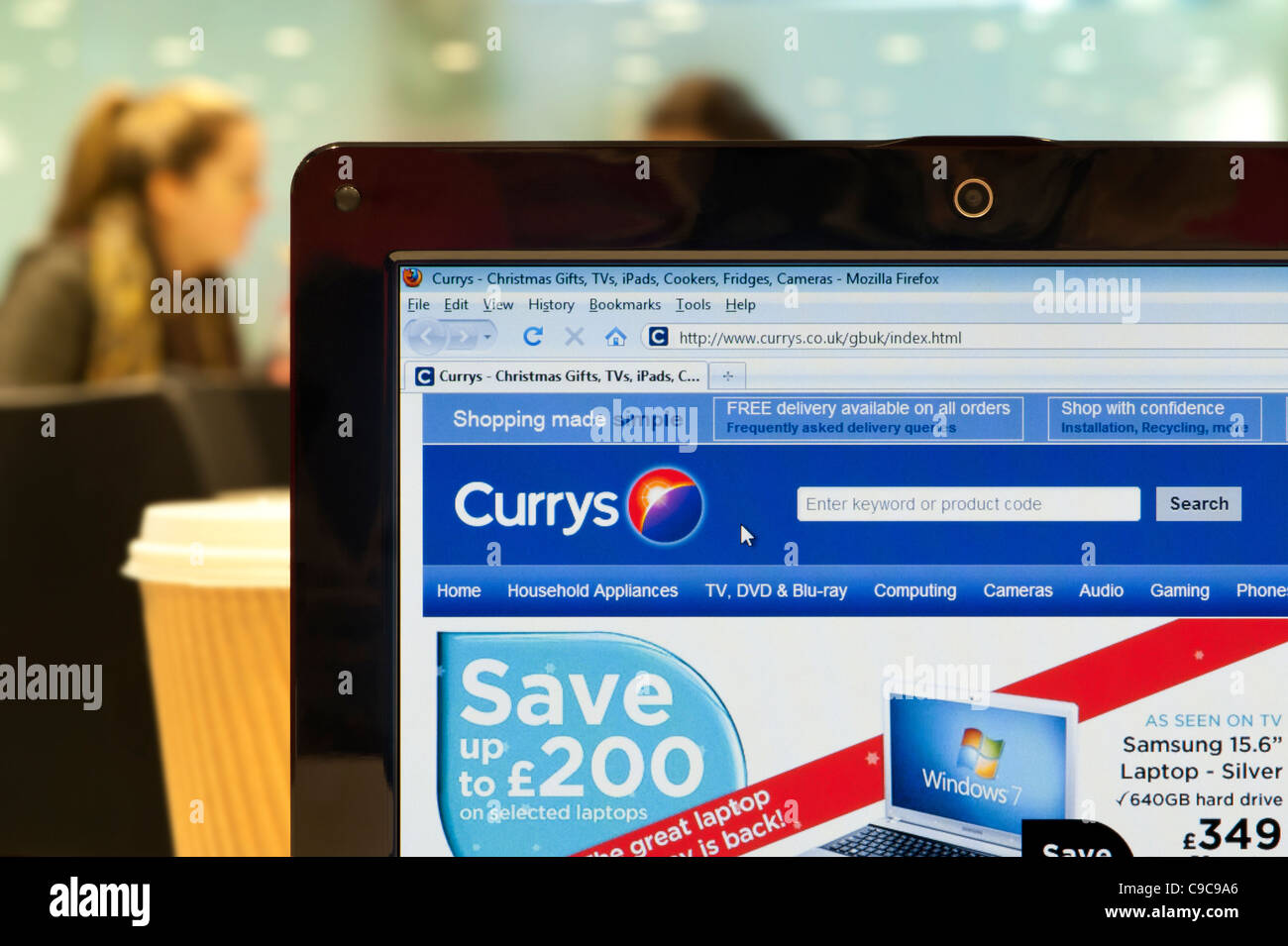 Die Currys Website erschossen in einem Coffee-Shop-Umfeld (nur zur redaktionellen Verwendung: print, TV, e-Book und redaktionelle Webseite). Stockfoto
