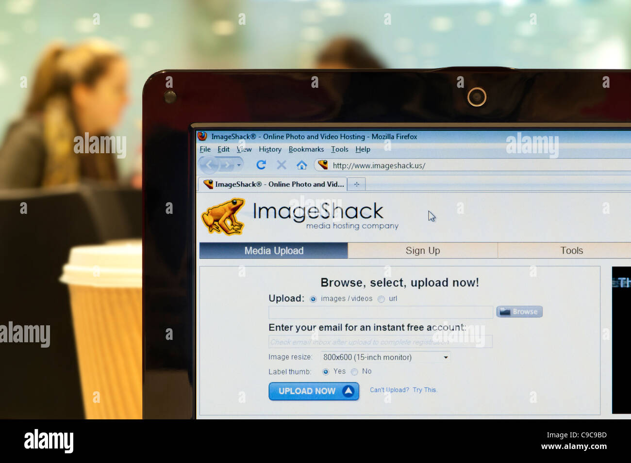 Die ImageShack Website erschossen in einem Coffee-Shop-Umfeld (nur zur redaktionellen Verwendung: print, TV, e-Book und redaktionelle Webseite). Stockfoto