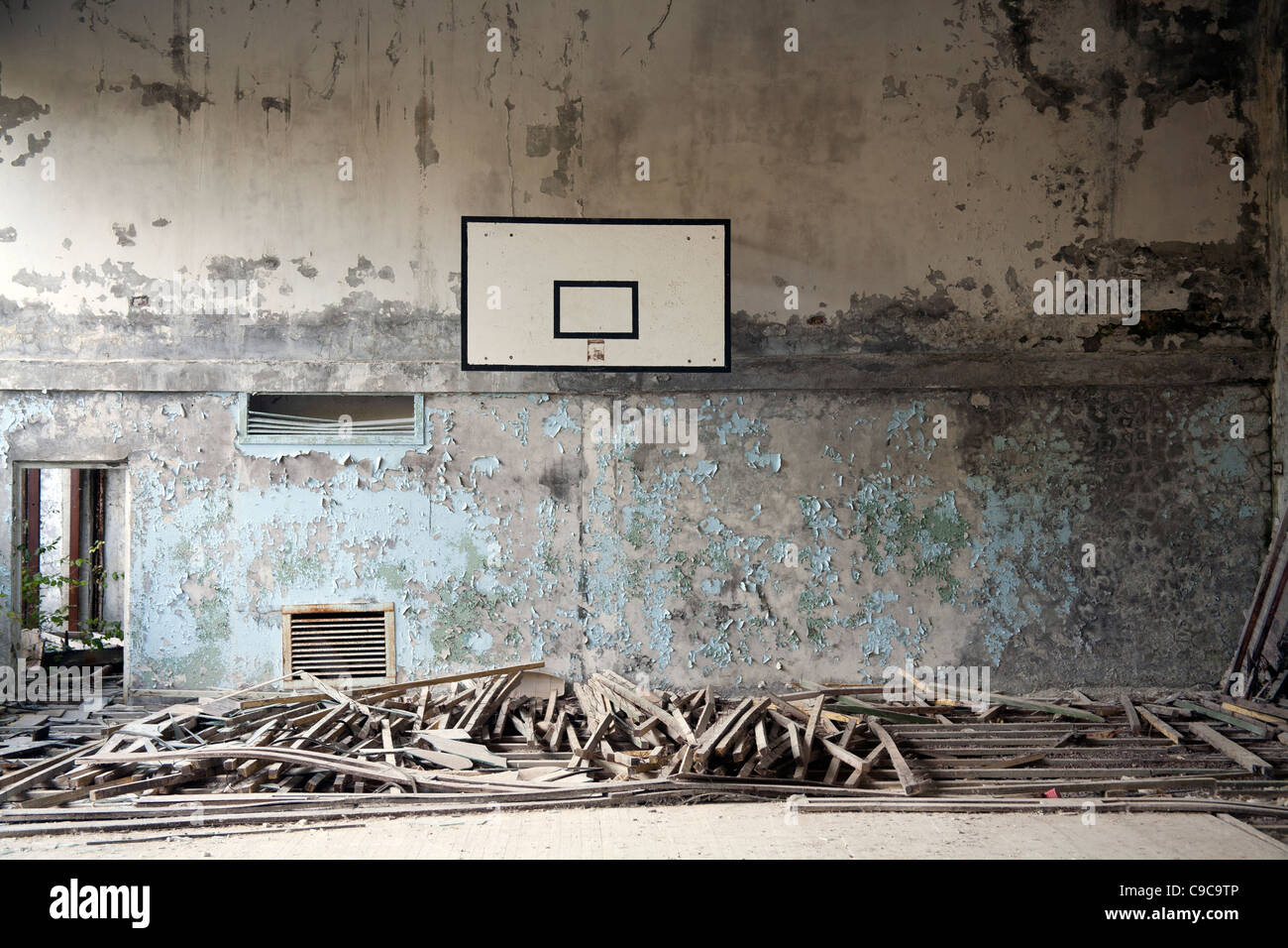 Die Sporthalle mit einem Korb Ball Board in Pripyat Mittelschule Sportivnaya Straße, Sperrzone von Tschernobyl Pripjat Ukraine Stockfoto