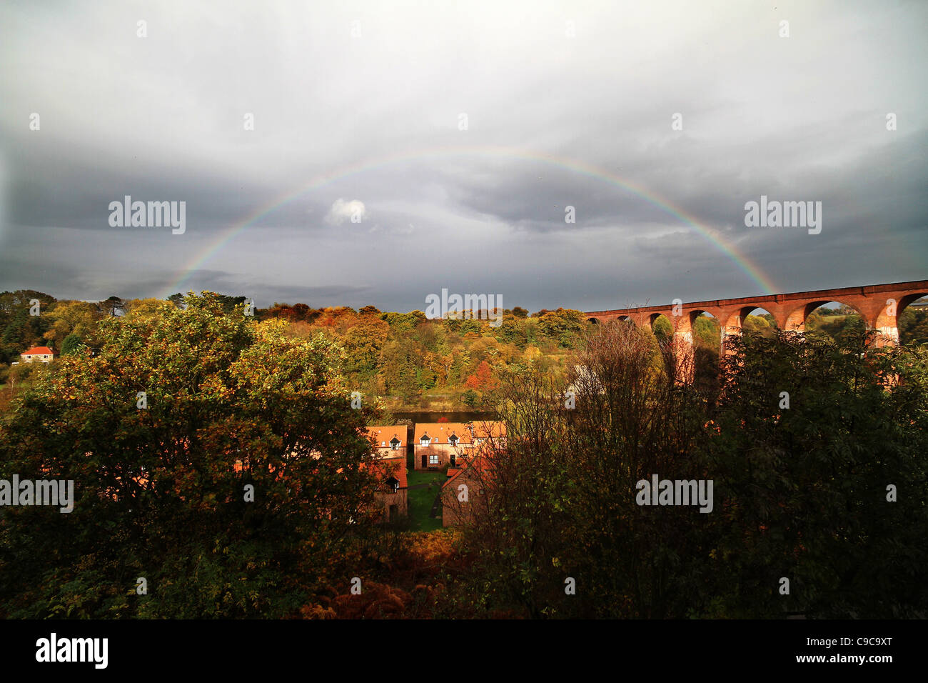 Vollen Regenbogen Kurve über stillgelegte Viadukt. Stockfoto
