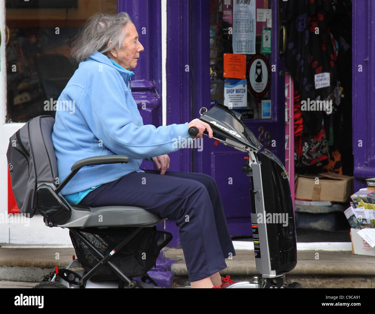 Alte Dame mit Geschwindigkeit in Elektromobilität ungültig. Stockfoto