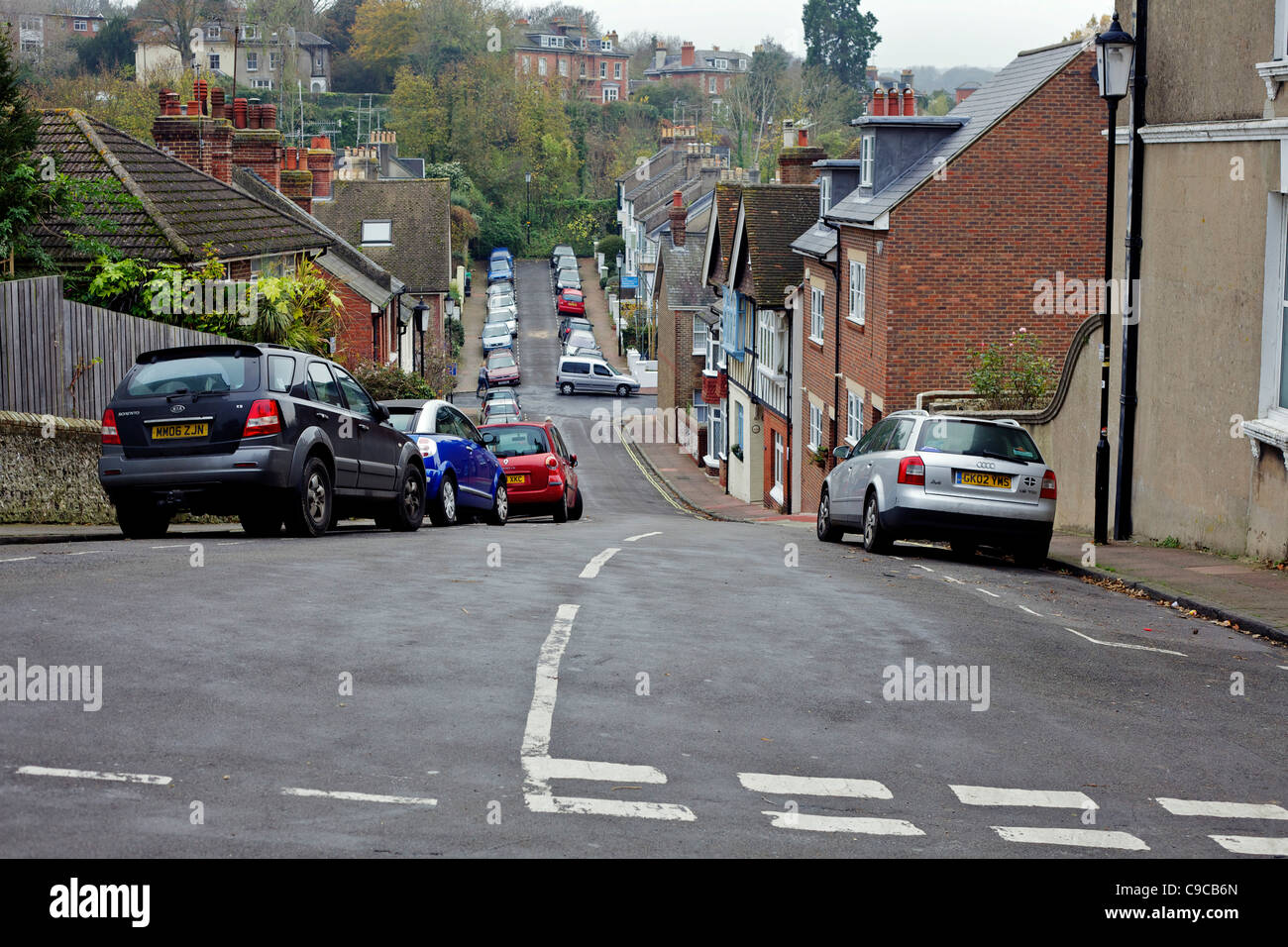 In Lewes Stadt eine hügelige Straße mit geparkten Autos Stockfoto