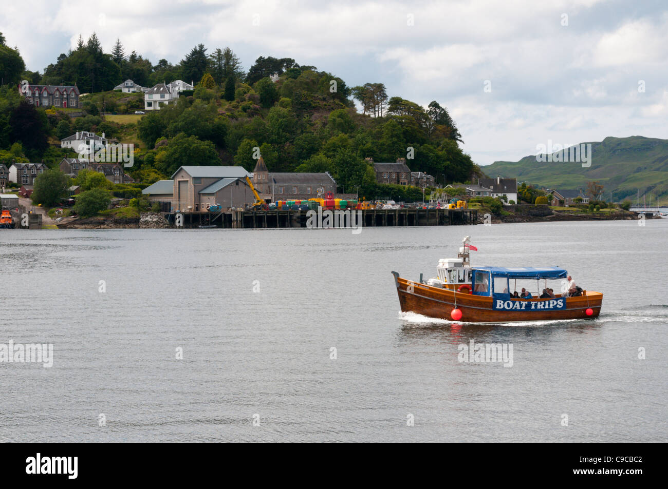 Ein kleines Boot bringt Touristen für eine Reise rund um den Hafen in Oban, Schottland Stockfoto