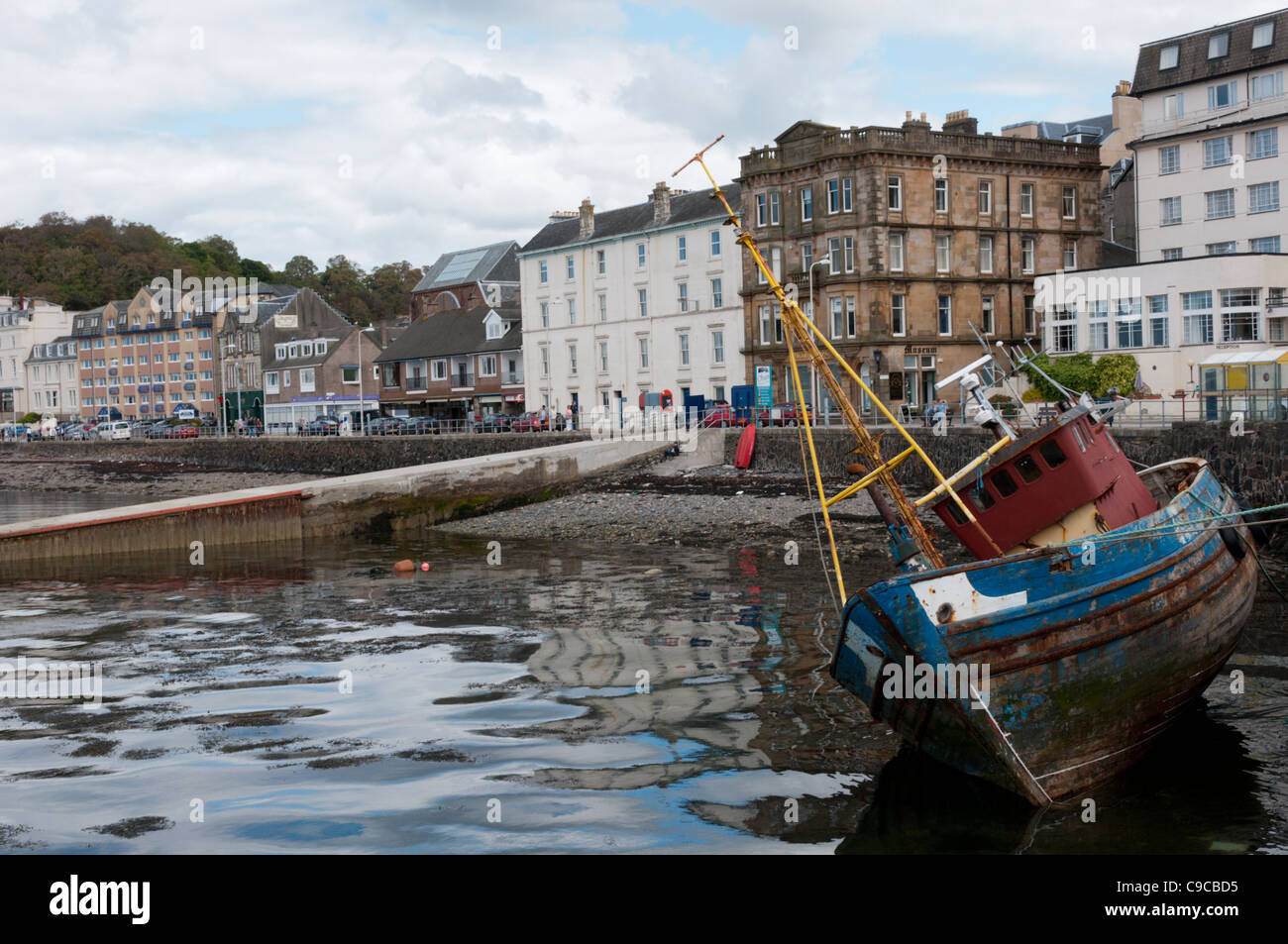 Ein altes Fischerboot vertäut am Kai auf dem North Pier des Hafens mitten in Oban, Schottland Stockfoto