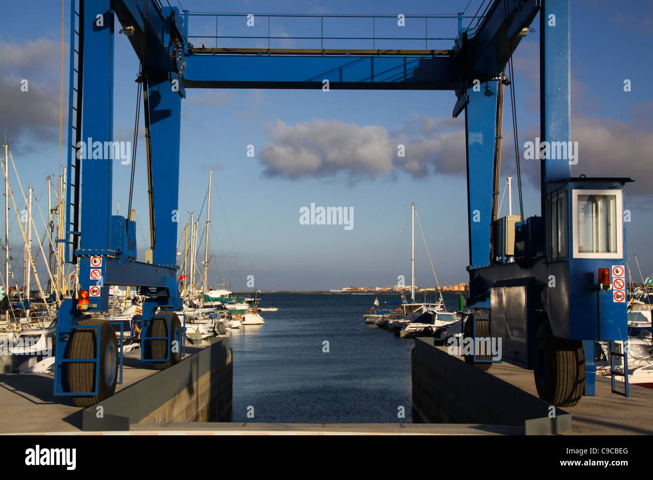 Kran und dock-Mobile kleines Boot zu heben Stockfoto