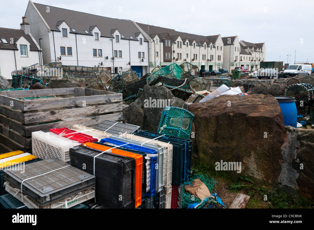 Fisch-Boxen am Hafen von Lochboisdale, South Uist, äußeren Hebriden. Stockfoto