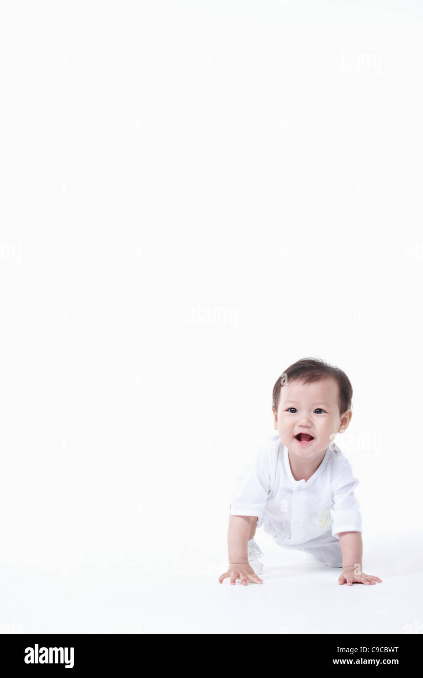 Baby Boy in weißen Kleidern Stockfoto