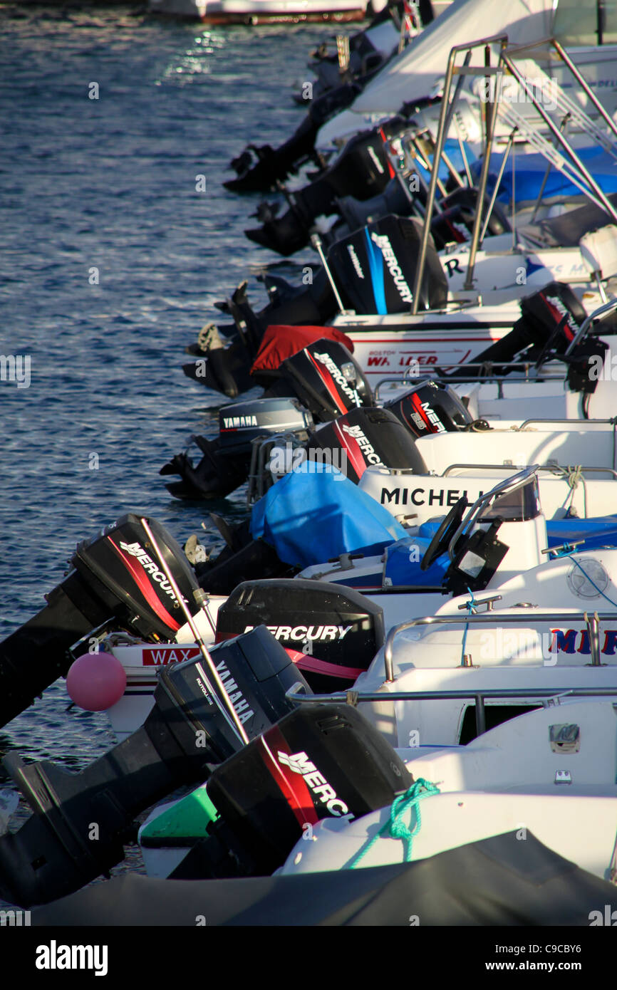 Linie der kleine Boote mit Außenbordmotoren in der marina Stockfoto