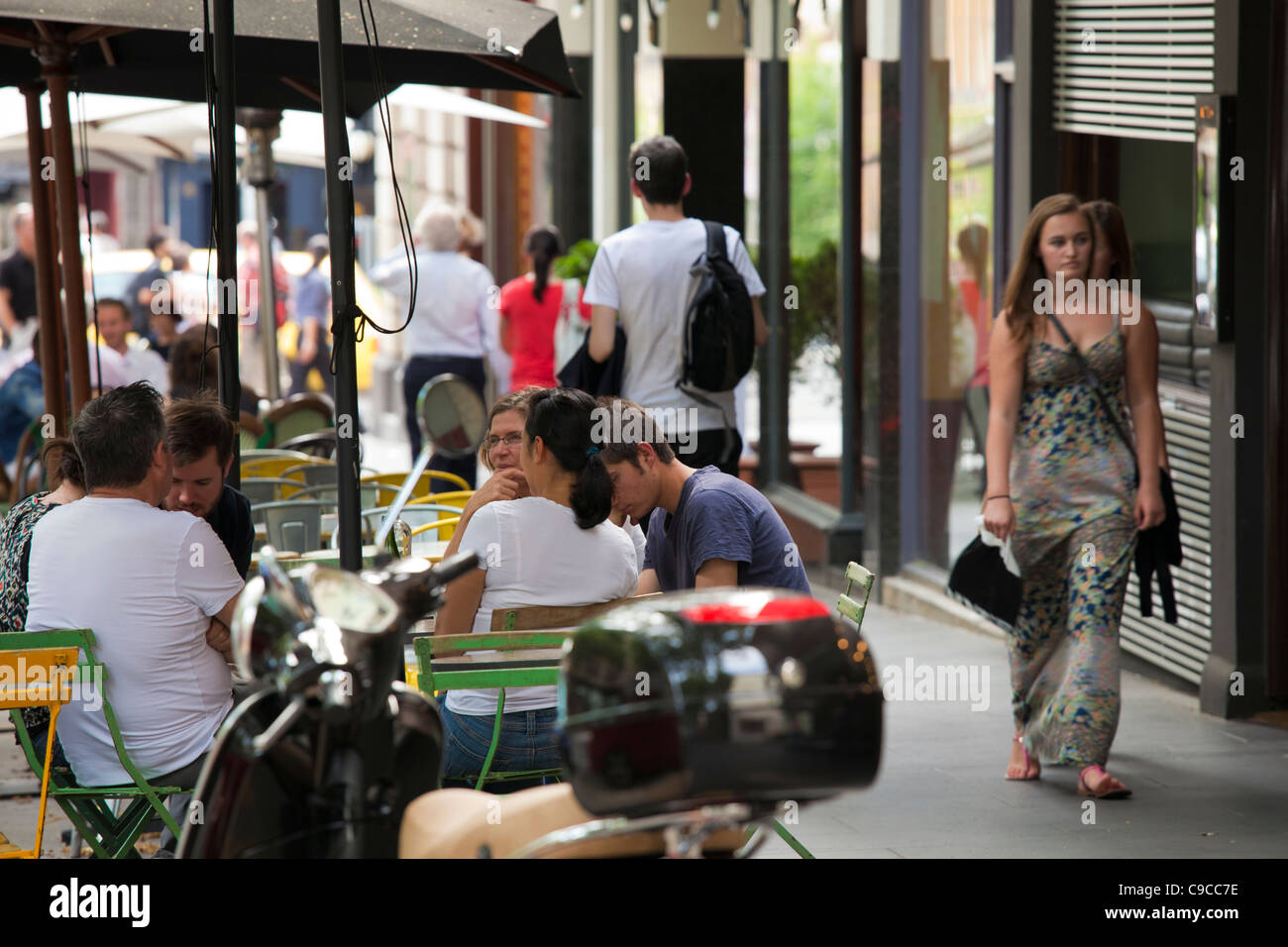 Melbourne Street und Café-Kultur Stockfoto