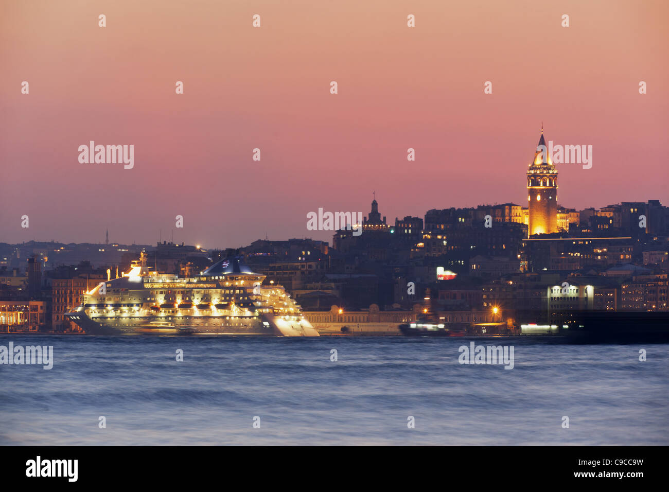 Fähre, Galata-Turm, Beyoglu, Istanbul, Türkei, Europa, Stockfoto