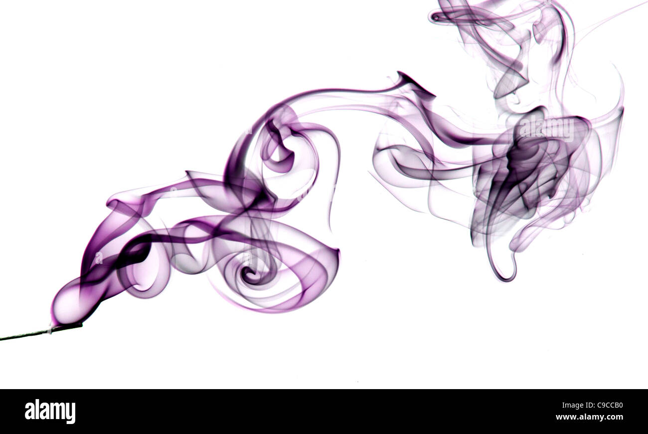 Lila Rauch von einem beleuchteten Joss Stick auf einem weißen Hintergrund Stockfoto