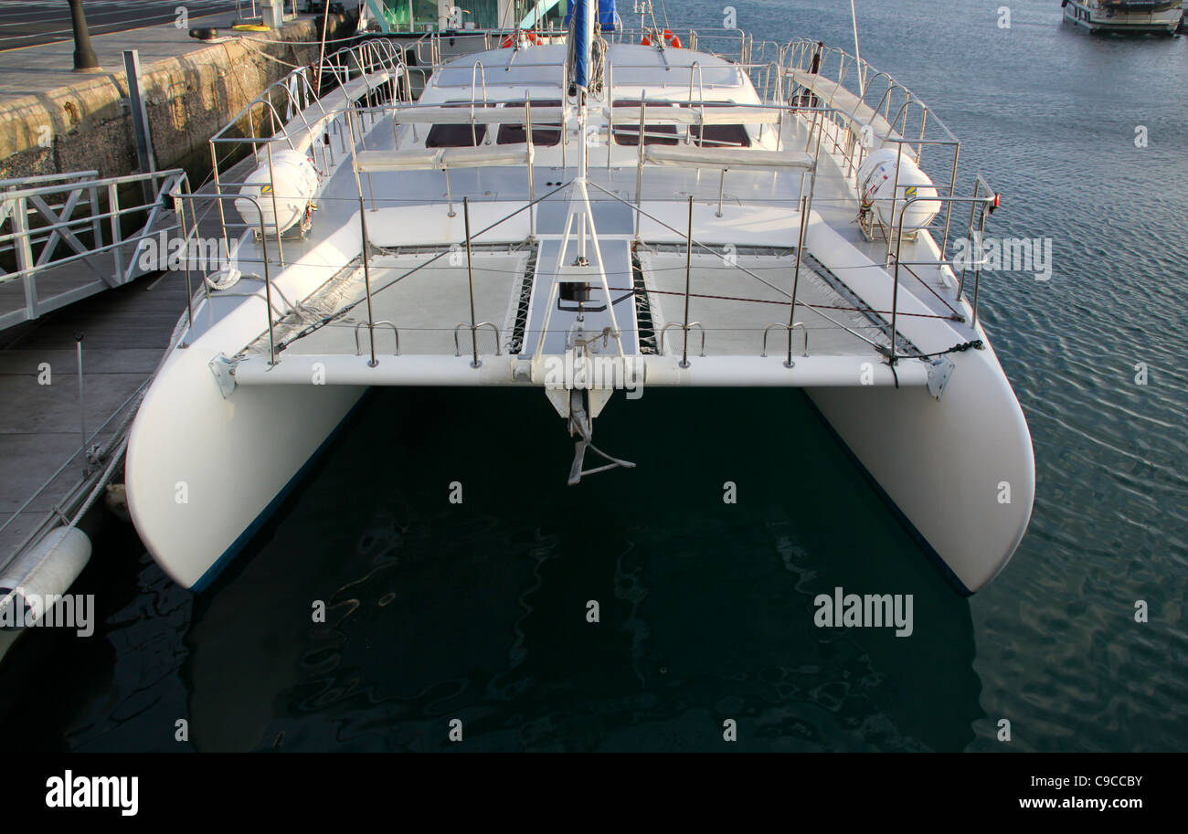 Katamaran Segelboot gefesselt am Steg in der marina Stockfoto