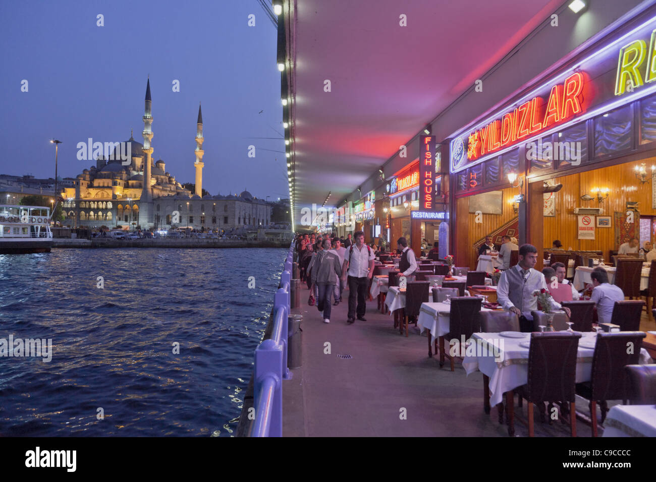 Galata-Brücke am Goldenen Horn, Istanbul, Türkei, Europa, Stockfoto