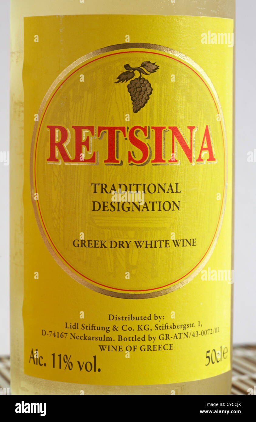 Etikett auf Flasche Retsina traditionelle Bezeichnung Griechisch trocken  weiß Wein - Wein aus Griechenland Stockfotografie - Alamy