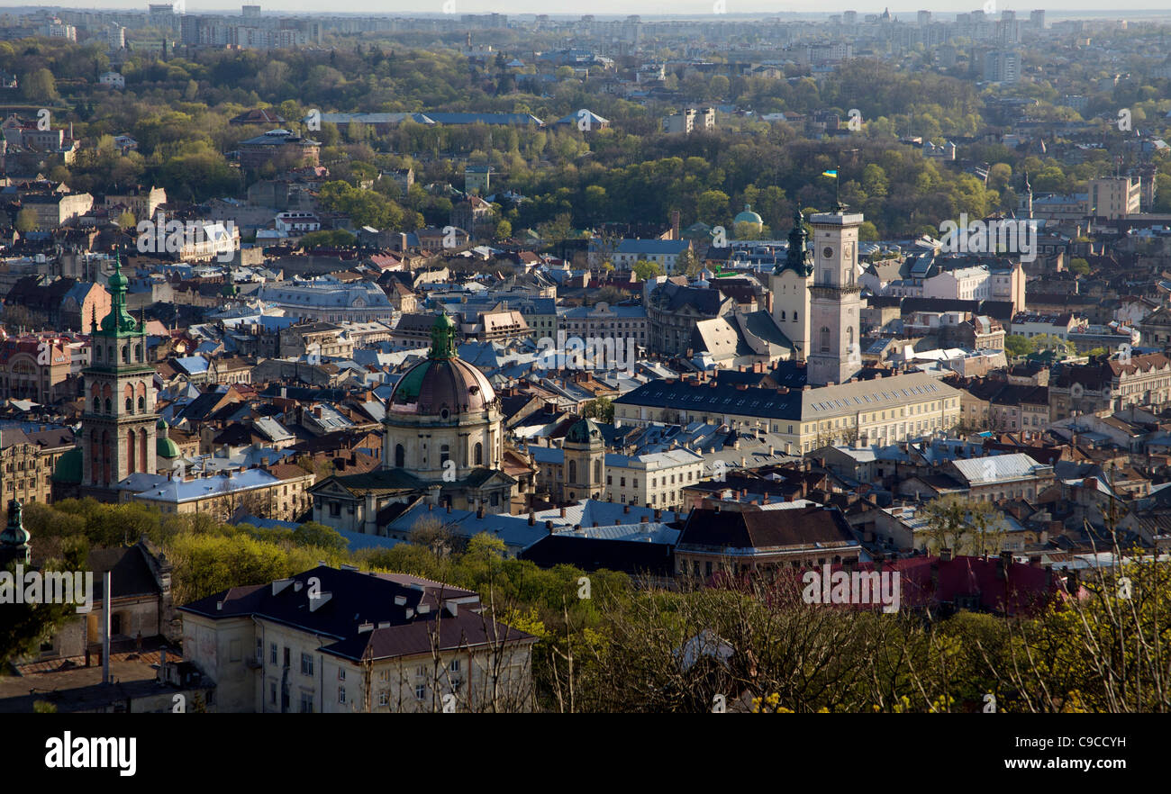 Blick vom Burgberg hoch zur Stadt von Lviv, Ukraine, mit Altstadt im Vordergrund und neue Wohnbereiche in der Ferne Stockfoto