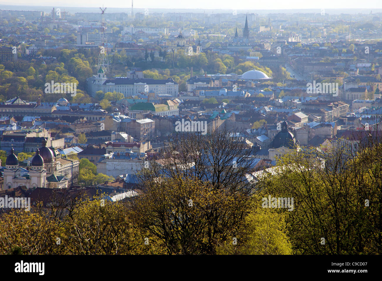 Blick vom Burgberg hoch zur Stadt von Lviv, Ukraine, mit Altstadt im Vordergrund und neue Wohnbereiche in der Ferne Stockfoto