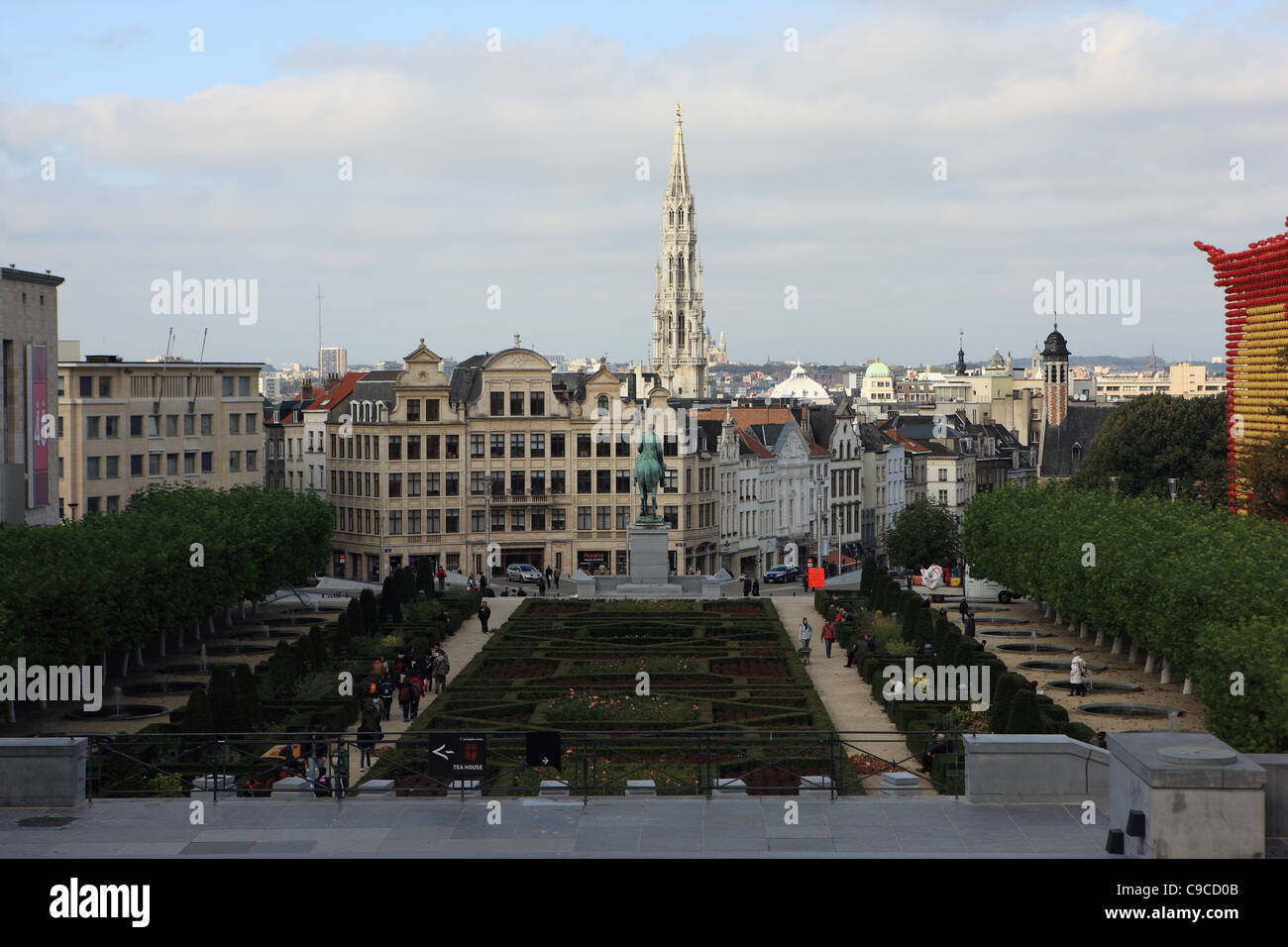 Jardin Mont Des Arts oder der Kunstberg mit Blick über die Altstadt und den Turm des Brüsseler Rathaus am Grand Place Stockfoto