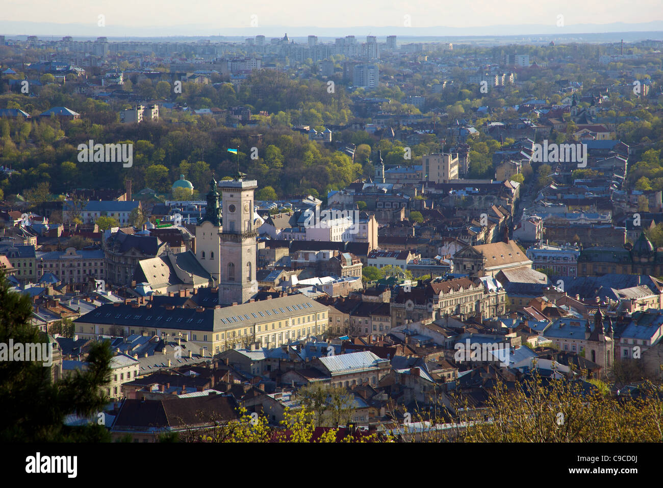 Blick vom Burgberg hoch zur Stadt von Lviv, Ukraine, mit Altstadt im Vordergrund und neue Wohnbereiche in der Ferne Stockfoto