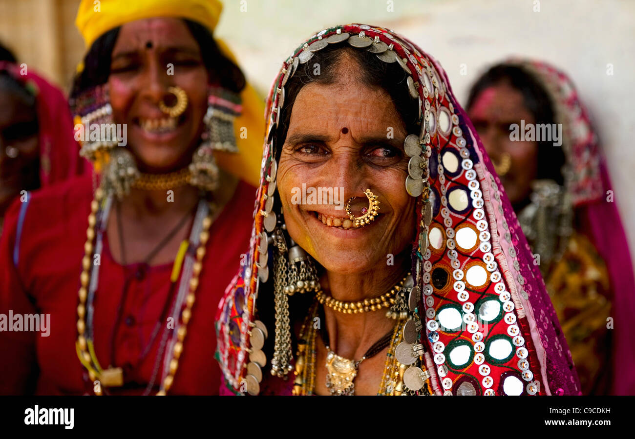 Indien, Südasien, Karnataka, Lambani Gypsy Frauen. Stammes-Waldbewohner, 30-Haus ländliche Weiler nun eingelebt. Stockfoto