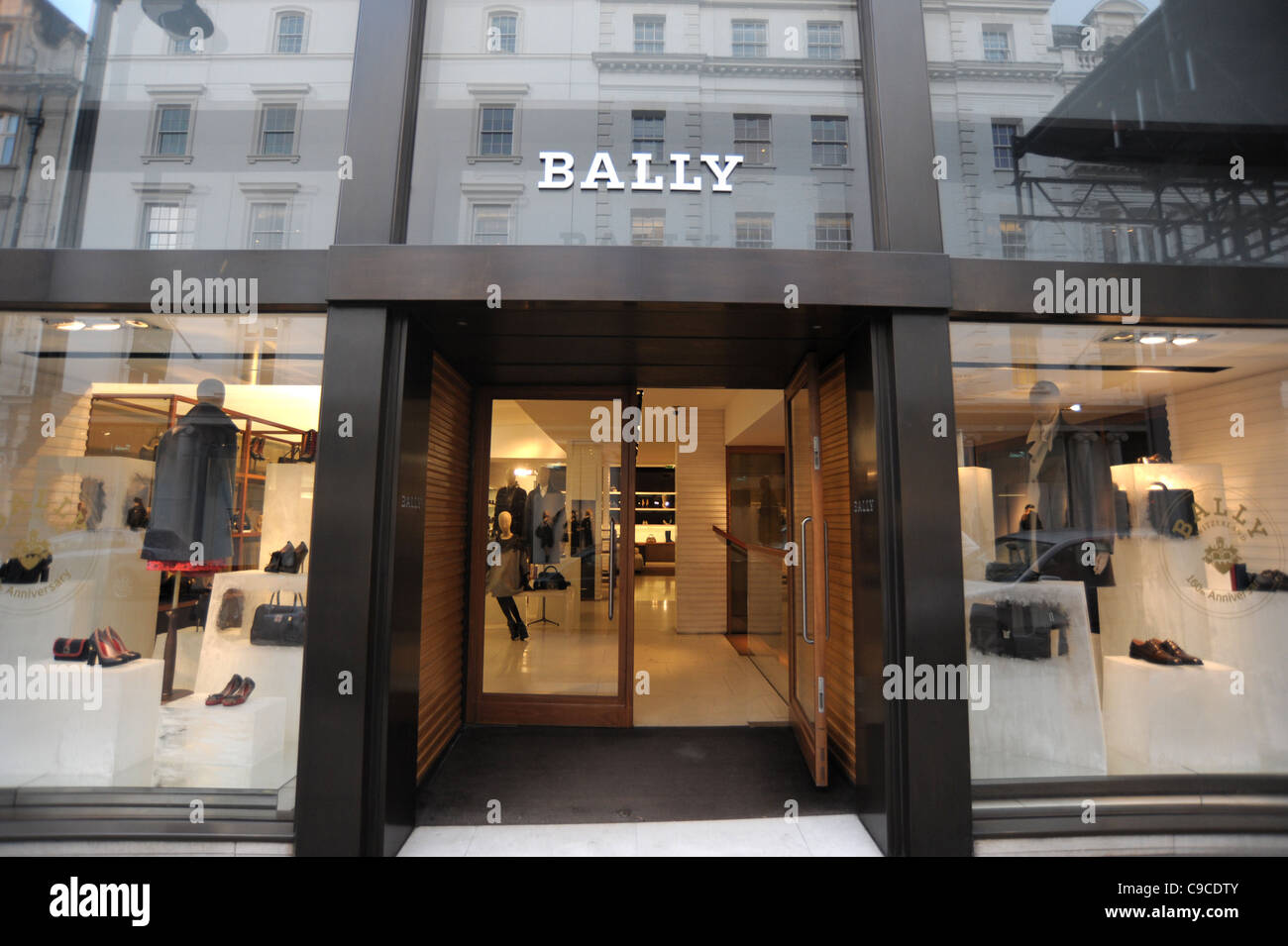 Außenaufnahme des Bally-Stores im Bond Street London England 2011 - Bild Copyright Ben Pruchnie 2011 Stockfoto