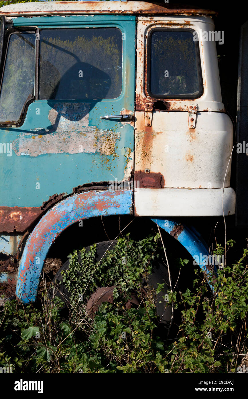 LKW auf dem Lande, Burnham Overy, Norfolk aufgegeben Stockfoto