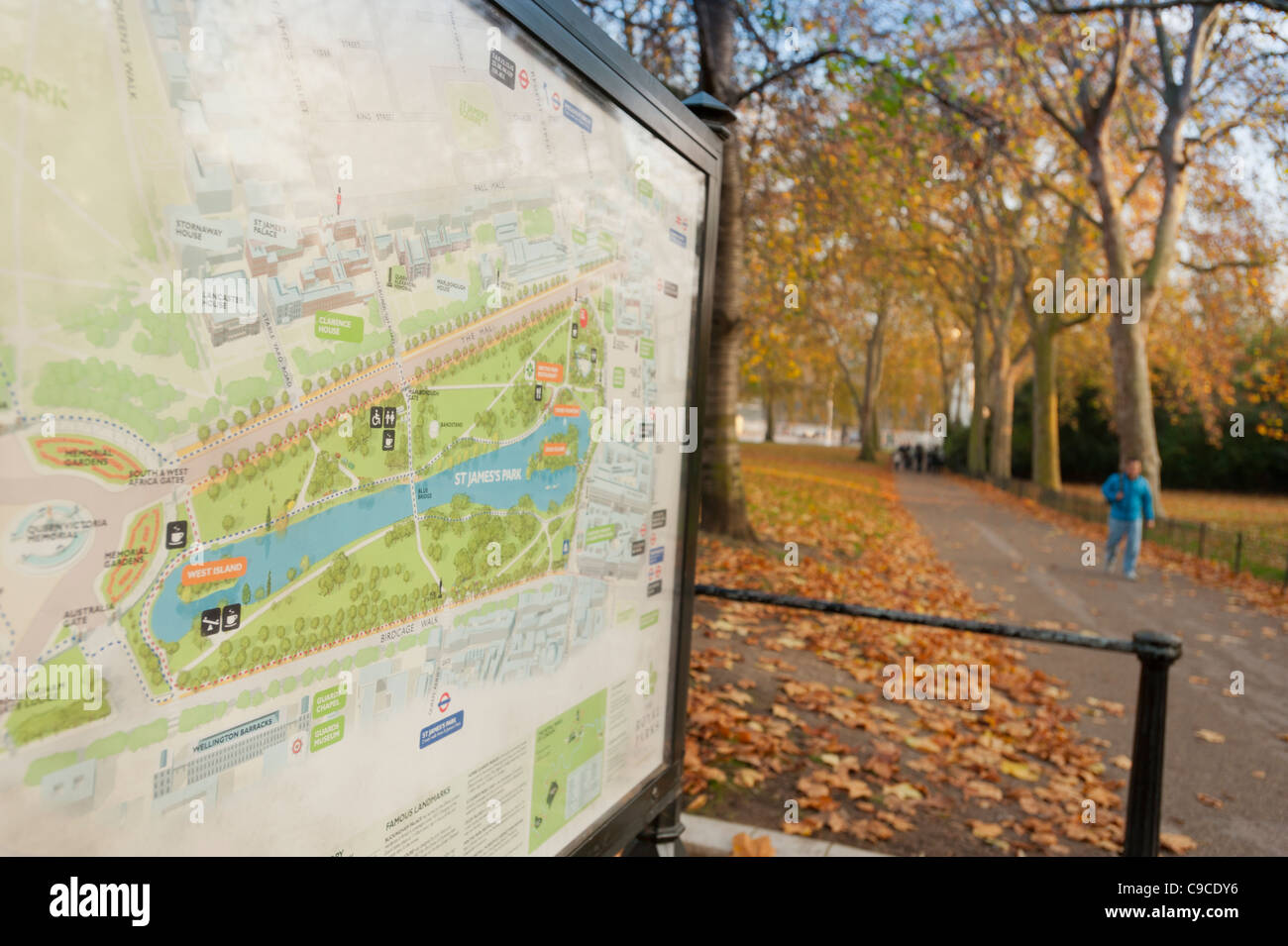 Karte von St. James Park und Blick auf den Park in Ferne, in London, England, Vereinigtes Königreich, mit Autumn Leaves und Farbigkeit. Stockfoto