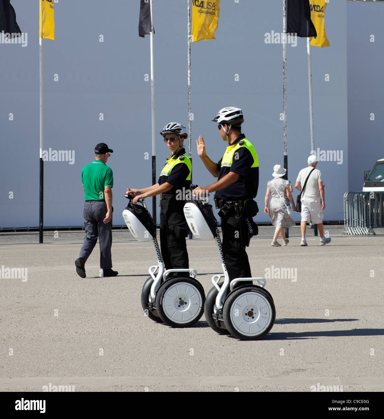 Männliche und weibliche Polocie Offiziere auf Segway Fahrzeuge Lissabon Portugal Europa Stockfoto