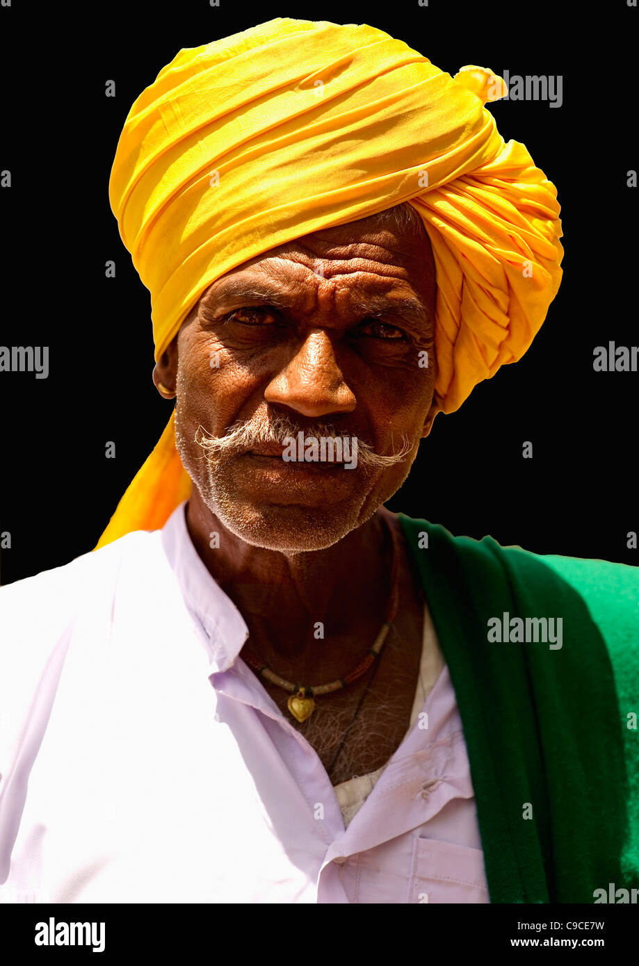 Indien in Südasien Karnataka Lambani Zigeuner Mann mit gelber Turban Tribal Waldbewohner nun siedelten sich in 30-Haus ländliche Weiler. Stockfoto