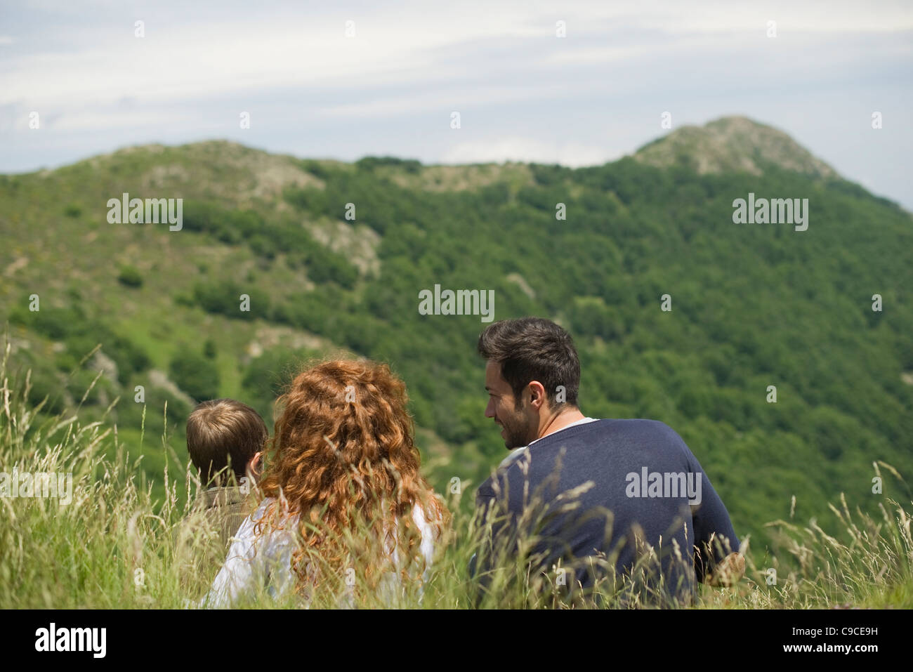 Junge Familie sucht im Mountain View, Rückansicht Stockfoto
