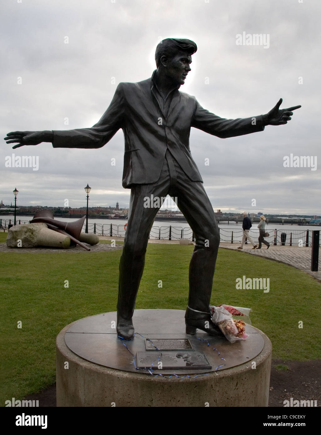 Ein Blumenstrauß gebunden, Tom Murphy Skulptur von Rockstar Billy Fury: Albert Dock, Liverpool, Merseyside, UK Stockfoto