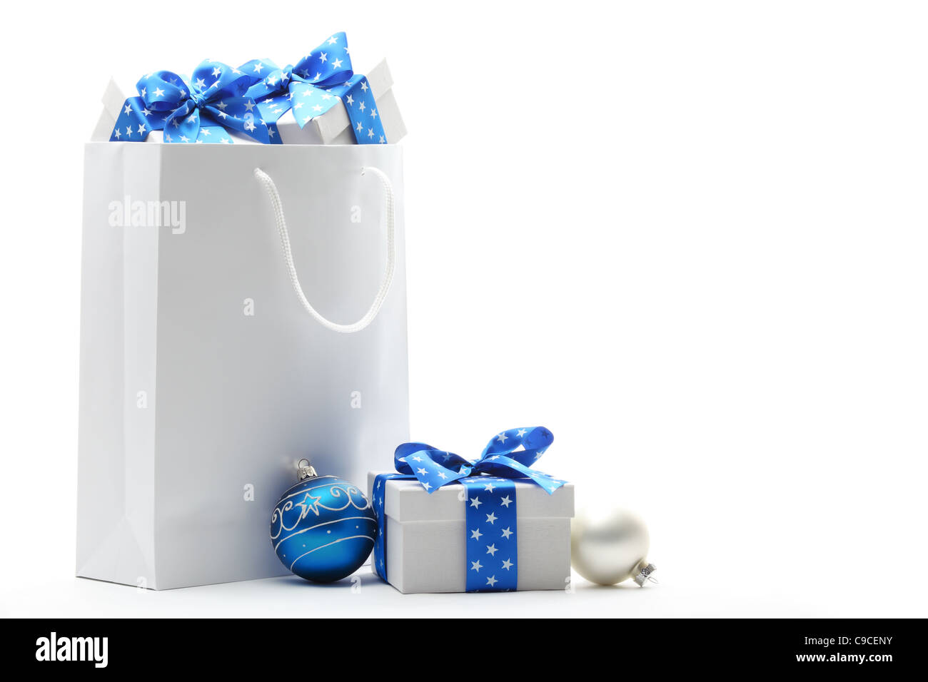 Geschenktüte und Geschenkboxen isoliert auf weiss. Stockfoto