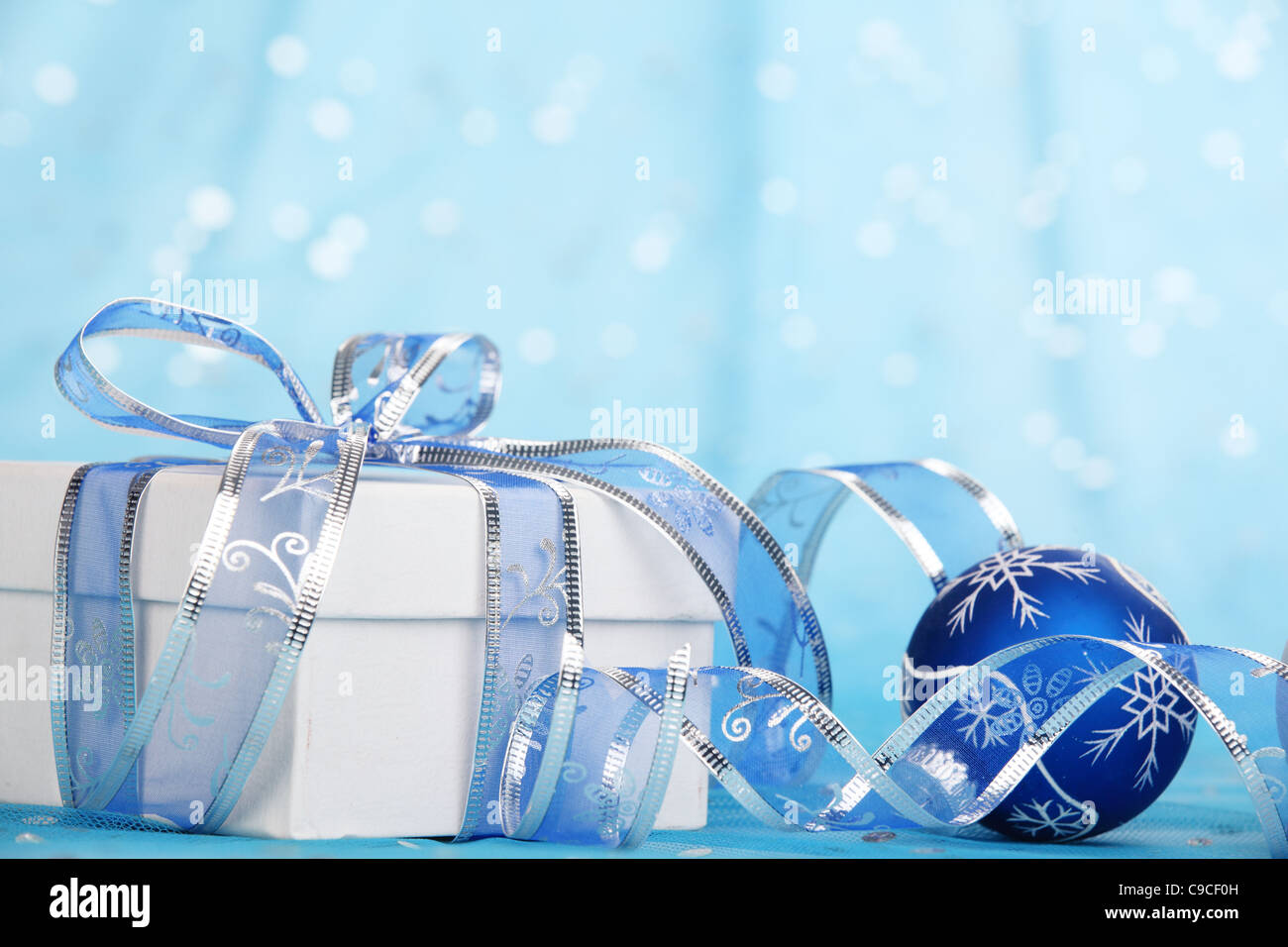 Weihnachts-Geschenk und Schmuck, Nahaufnahme. Stockfoto