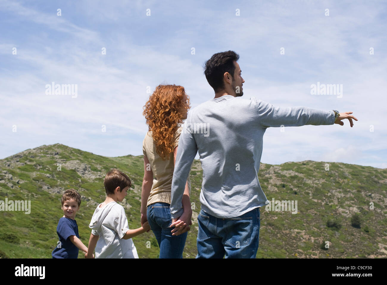 Familie genießen malerische Blick auf die Berge, Rückansicht Stockfoto