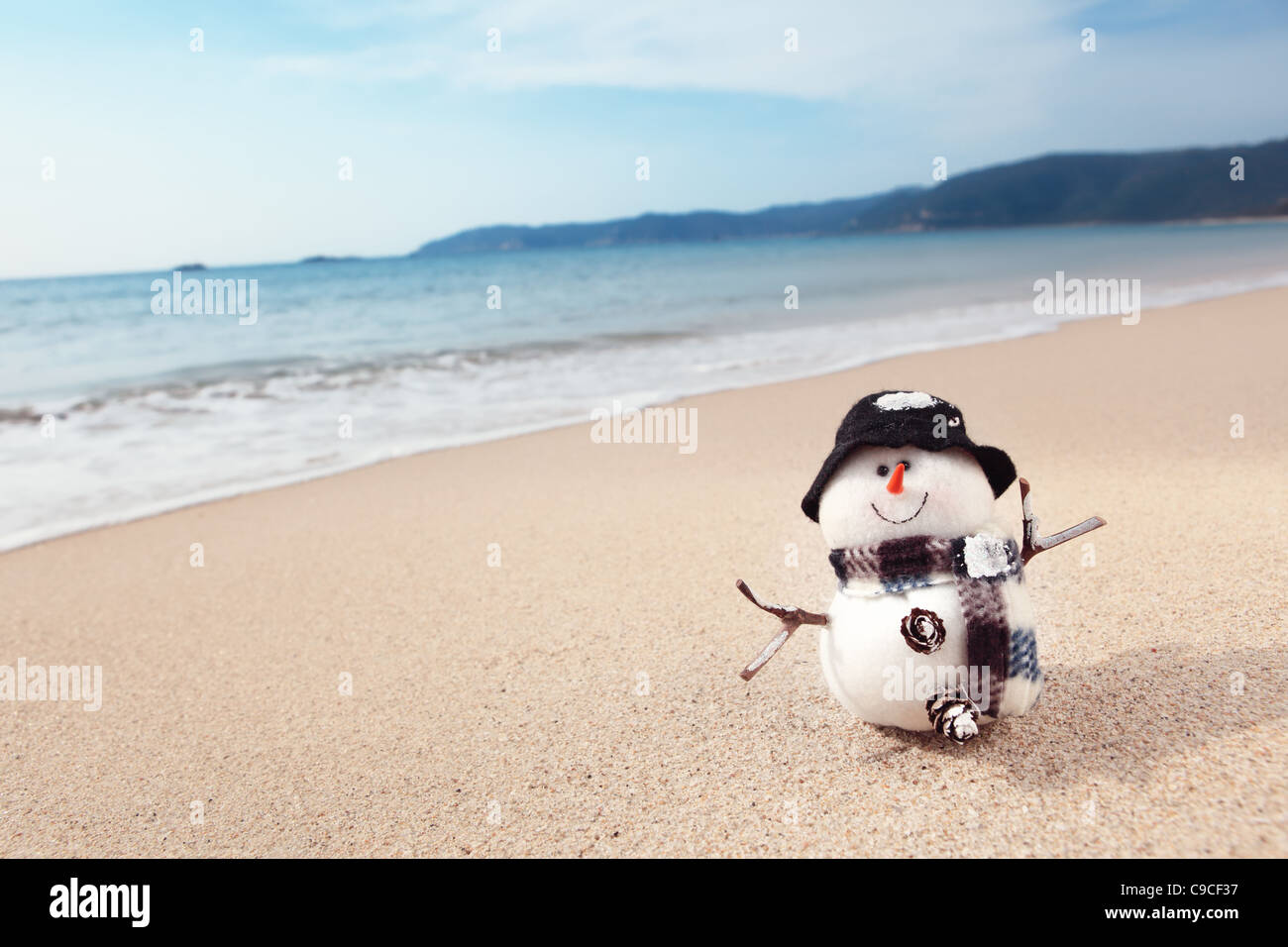 Schneemann auf dem Strand, Weihnachten-Konzept. Stockfoto