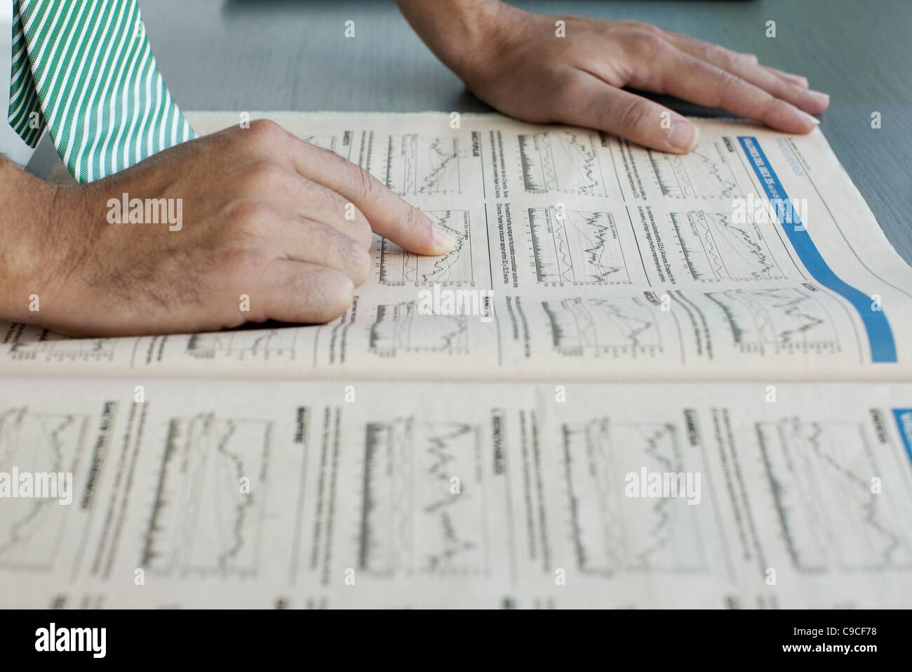 Mann, die Finanzen der Zeitung zu lesen Stockfoto