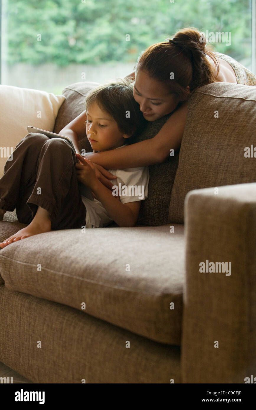 Mutter und Sohn Blick auf digital-Tablette zusammen Stockfoto