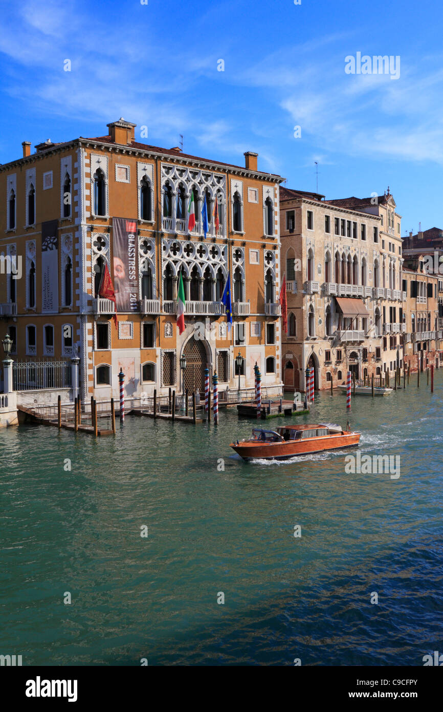 Wasser-Taxi auf dem Canale Grande übergibt Istituto Veneto di Scienze Lettere e Arti Palazzo Cavalli-Franchetti Venedig Italien Europa Stockfoto