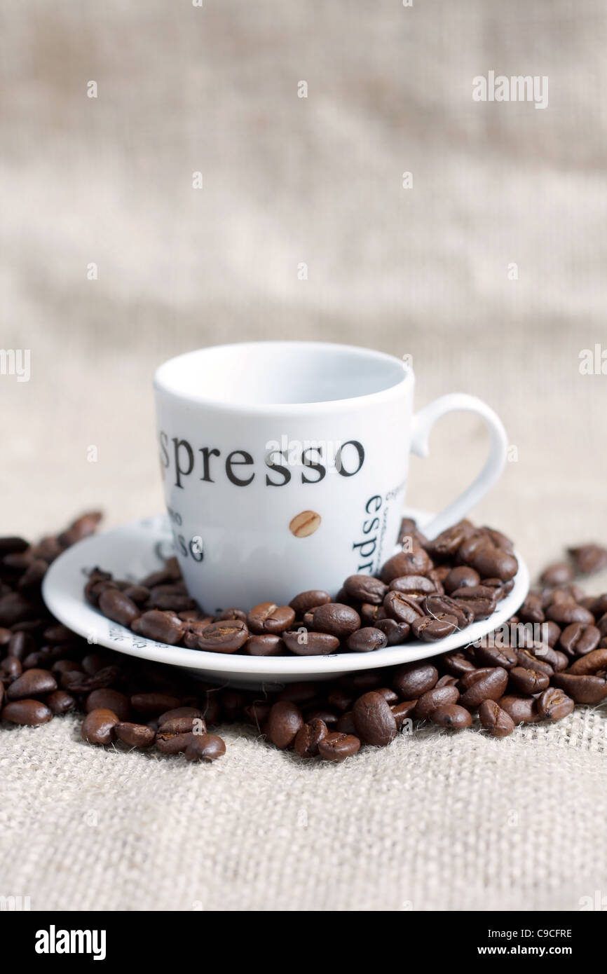 Kaffeebohnen und einer Tasse Kaffee Stockfoto