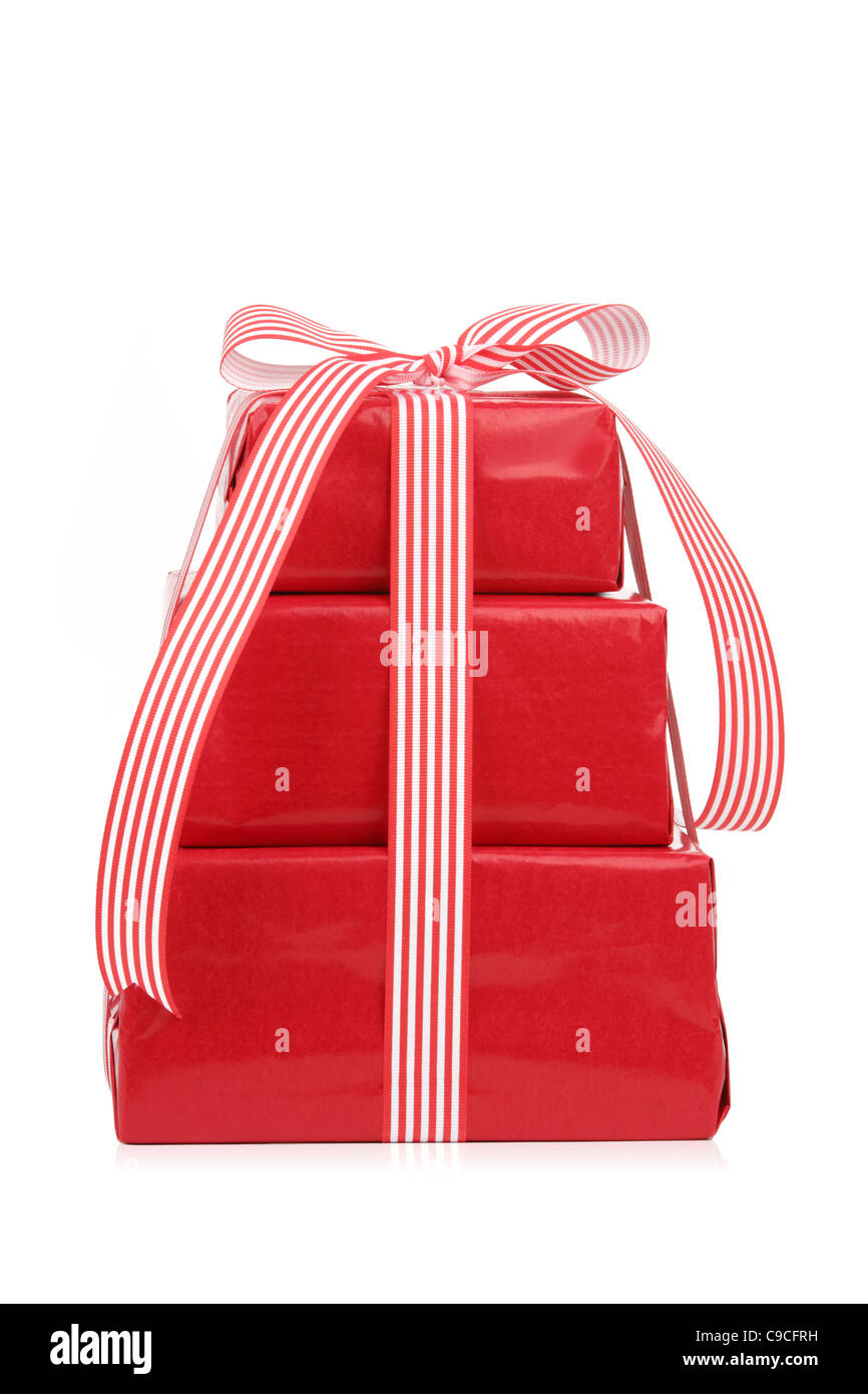 Stapel von roten Geschenke auf weißem Hintergrund. Stockfoto