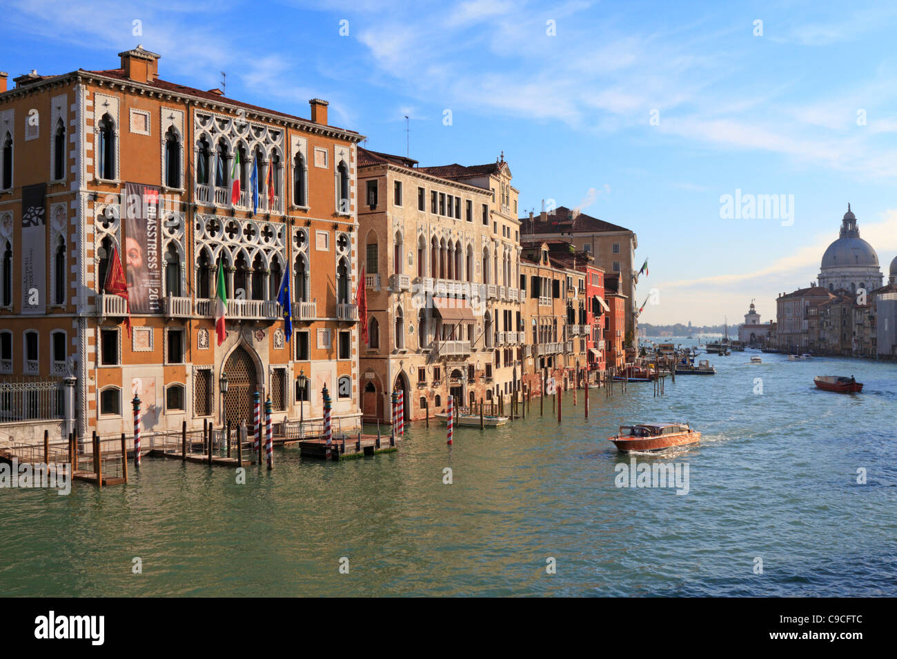 Istituto Veneto di Scienze, Lettere e Arti, Palazzo Cavalli-Franchetti durch den Canal Grande in Venedig, Italien, Europa. Stockfoto