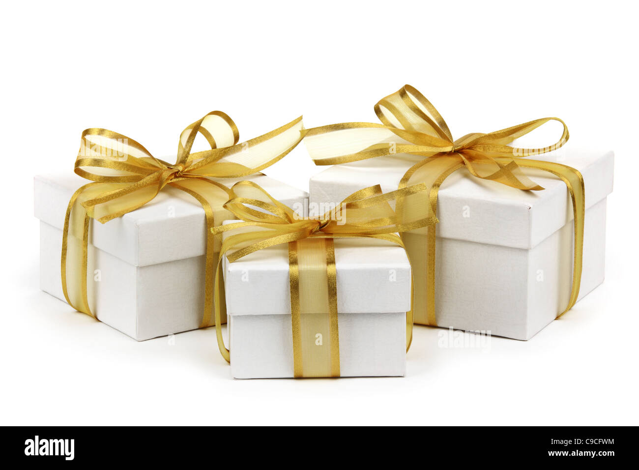 Geschenk-Boxen mit goldenen Schleife, isoliert auf weiss. Stockfoto