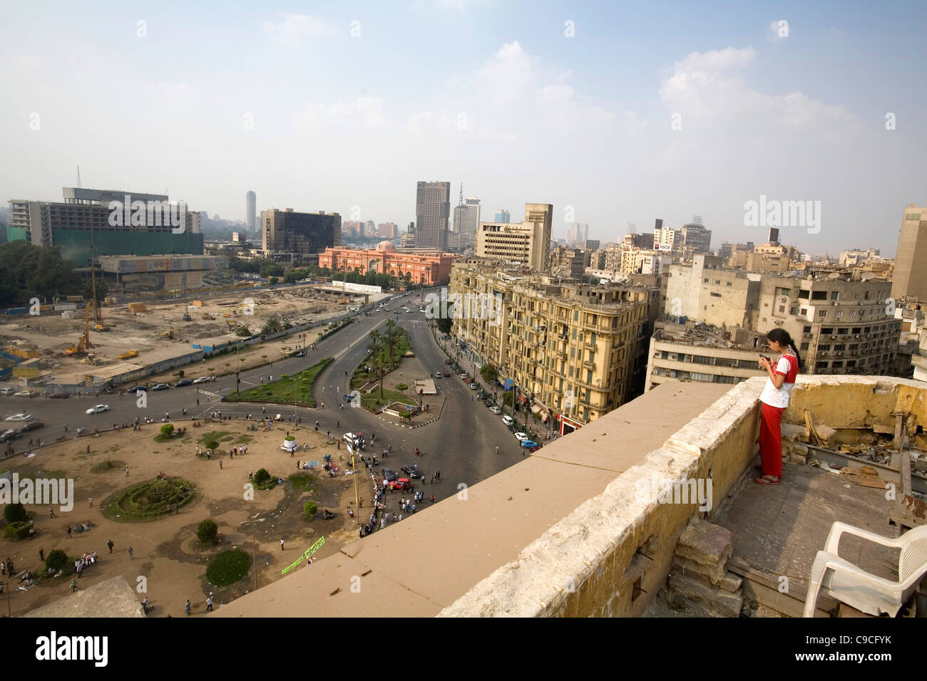 Ägyptische Mädchen Aufnahme vom Dach ihres Hauses mit Blick auf dem Tahrir Platz, Kairo, Ägypten. Stockfoto